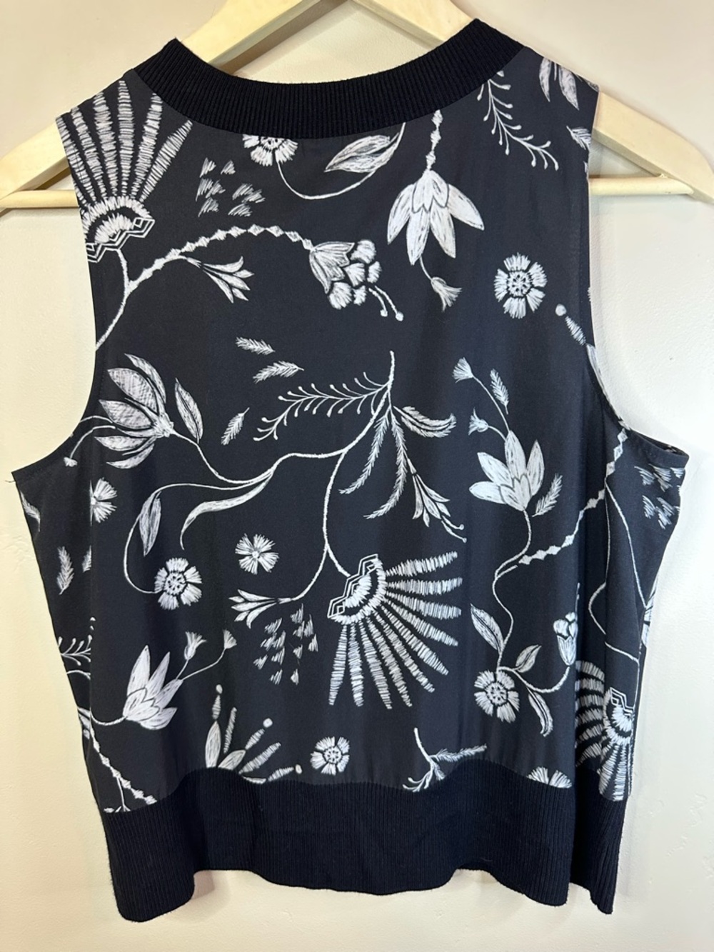 Athleta SMALL Black Floral Zephyr Printed Shell Tank Top - P2P 19” - Picture 3 of 5